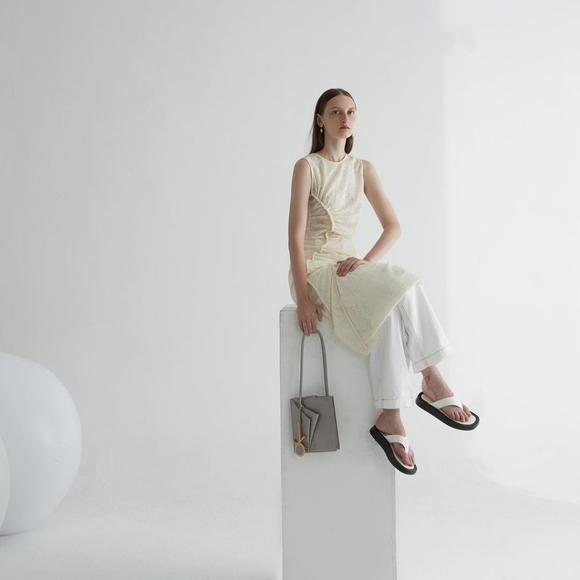 Avant garde leather shoulder bag - Picture 8 of 8